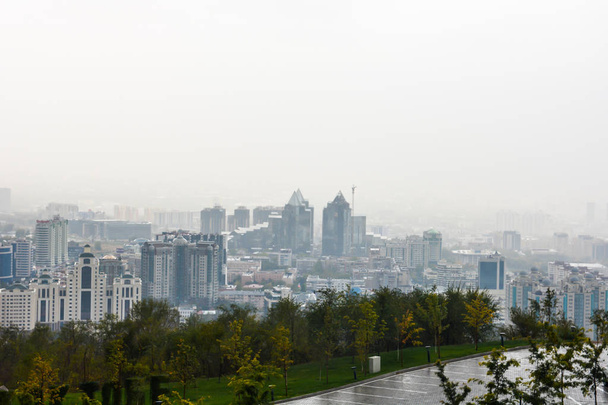 Almaty punto di vista della città in nebbia con alberi (urbano, Almaty, vista
) - Foto, immagini