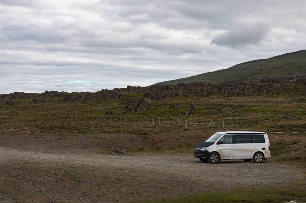 Niesamowity Krajobraz Scenic góry strzał na Islandii latem - Zdjęcie, obraz