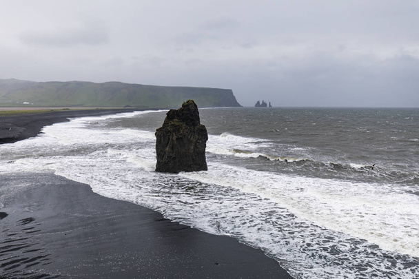 黒い砂のビーチやアイスランドの reynisfjara のビーチを打つ波 - 写真・画像