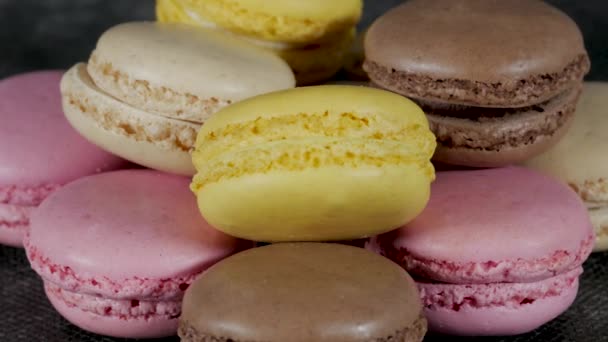 Французький різнокольорові десертів крупним планом - Кадри, відео