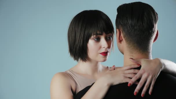 sexy junges Paar posiert auf Studiohintergrund - Filmmaterial, Video