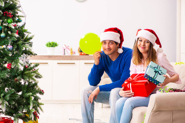 jovem casal celebrando o Natal em casa - Foto, Imagem