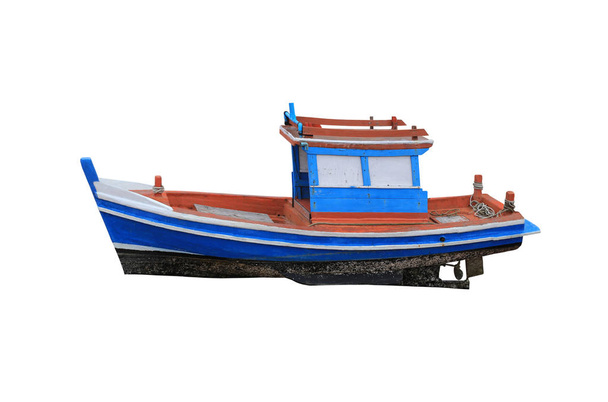Velhos barcos de pesca pequenos isolados no fundo branco e têm função caminhos de recorte para design fácil de usar
. - Foto, Imagem