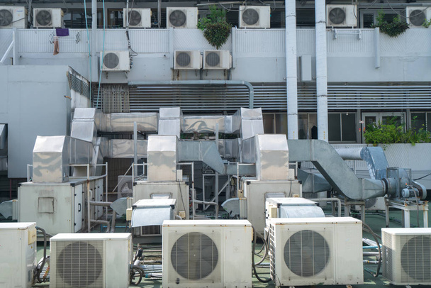 Sistema compresor de aire acondicionado montado en la ventana del edificio. - Foto, imagen