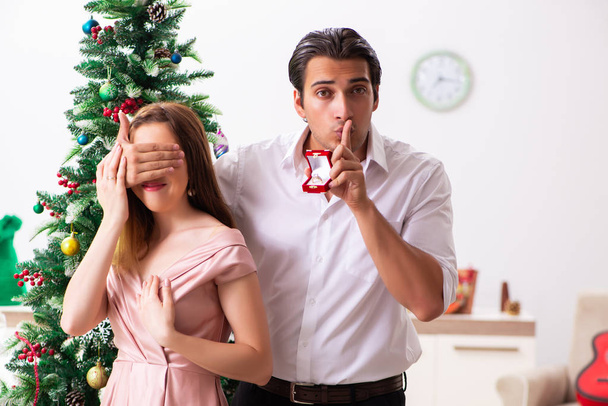 Man making marriage proposal at christmas day - 写真・画像