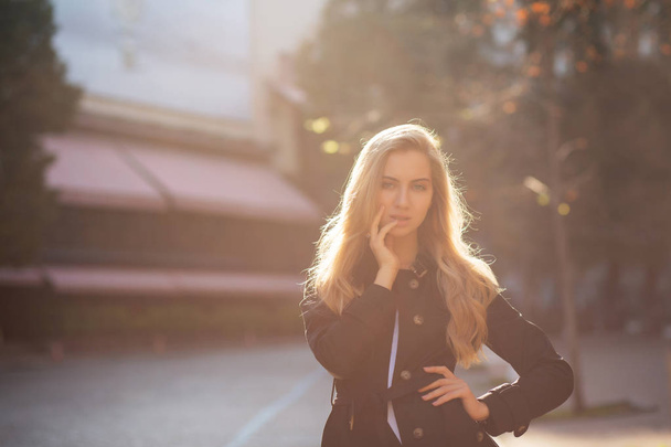 Životní styl portrét sexy blondýna model chůze v podzimní město s odlesky slunce. Prázdné místo - Fotografie, Obrázek