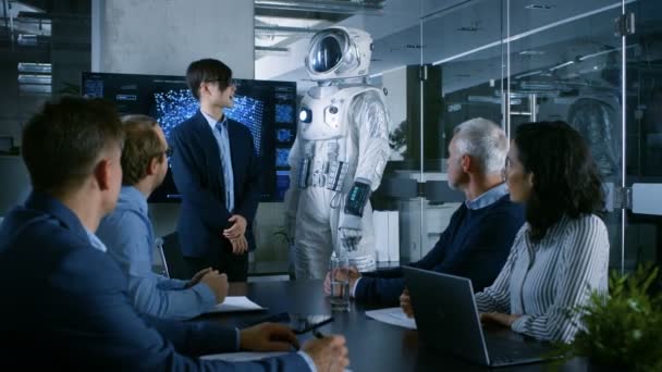 Konferans odasında baş mühendis sonraki nesil uzay giysisi bir Kuruluna sunar. Entegre AI ve Neural ağ sistemleri tamamen özgün tasarım. Uzay yolculuğu da yaratacak. - Video, Çekim