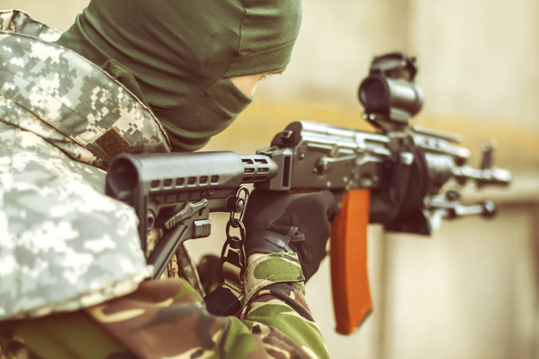 az ember egy Ak-47-reflex látásra célzás - Fotó, kép