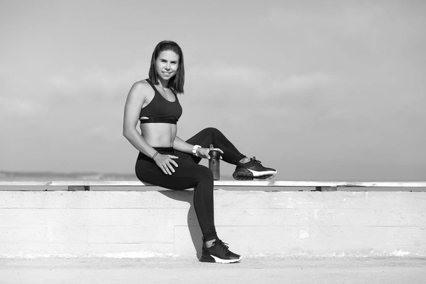 Mladý silný atletický dívka drží cvičení - Fotografie, Obrázek