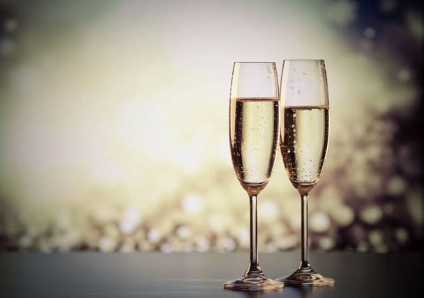 Dvě skleničky šampaňského připraveny na Nový rok - Fotografie, Obrázek