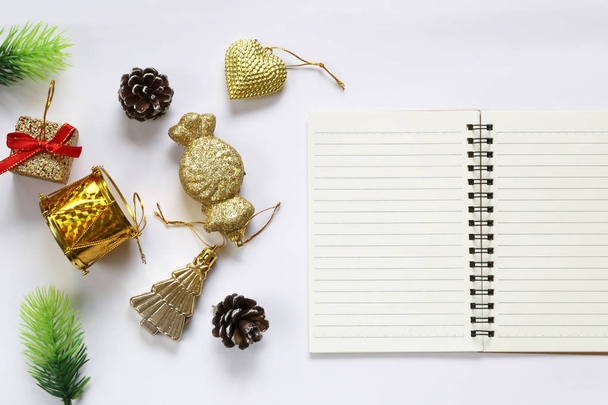 Karácsonyi dekoráció és a fehér háttér a tervezés, a munka fogalom üres notebook. - Fotó, kép