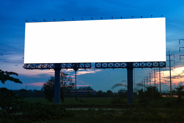 Üres billboard szürkületi időben készen áll új hirdetés. - Fotó, kép