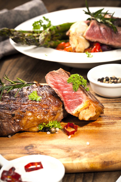 gegrilltes Ribeye Beef Steak, Kräuter und Gewürze. Ansicht von oben - Foto, Bild