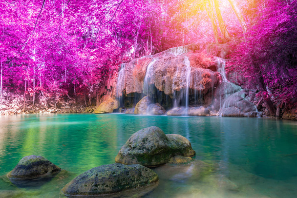 Wasserfall im tiefen Wald im erawan waterfall Nationalpark. - Foto, Bild
