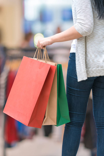 Shopping femme tenant des sacs isolés sur fond blanc, consumérisme, concept de vente et de personnes. - Photo, image