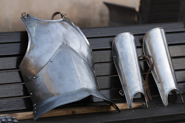 Vista de cerca de la armadura de la placa de pecho de batalla medieval
. - Foto, Imagen