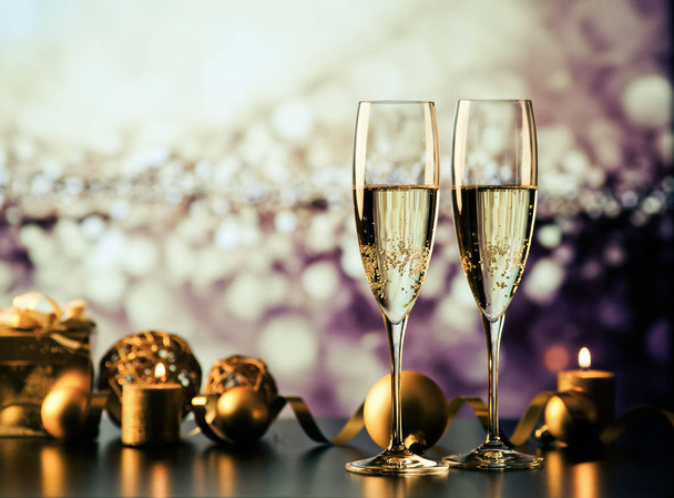 twee champagneglazen tegen vakantie lichten en vuurwerk - nieuwe jaarviering - Foto, afbeelding