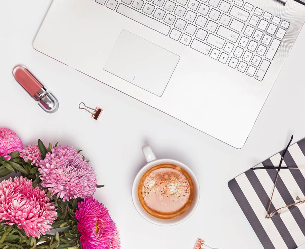 Flat lay with coffee, flowers, laptop and other accessories. - Foto, Imagem