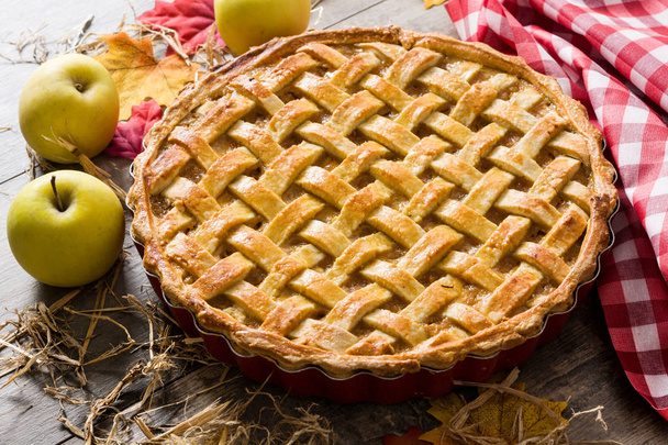 tarte aux pommes maison sur table en bois - Photo, image
