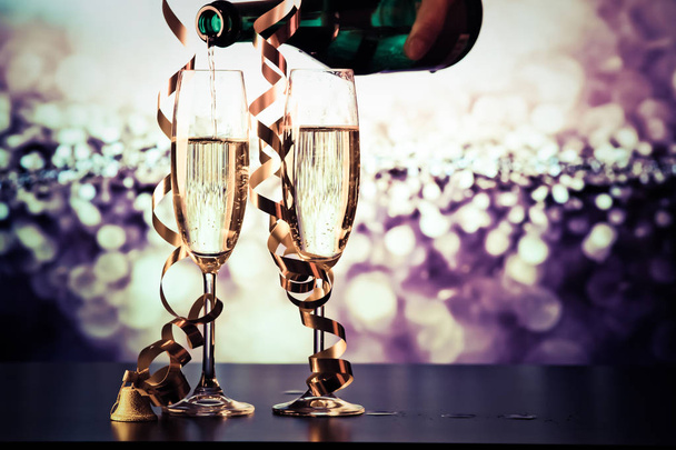 due bicchieri di champagne con nastri contro le luci delle vacanze e fuochi d'artificio - Feste di Capodanno
 - Foto, immagini