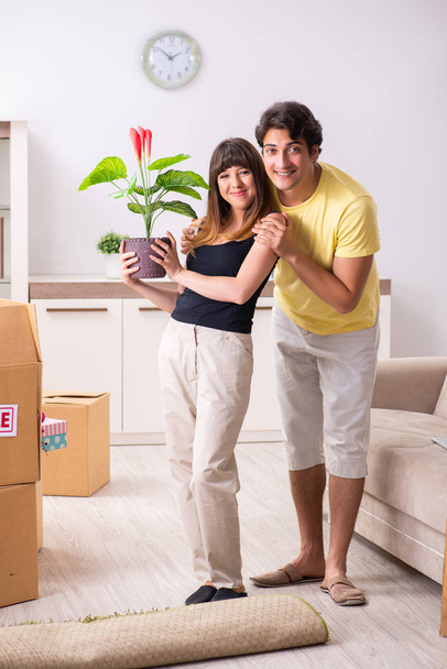 Молодая пара переезжает в новую квартиру с хрупкими вещами  - Фото, изображение