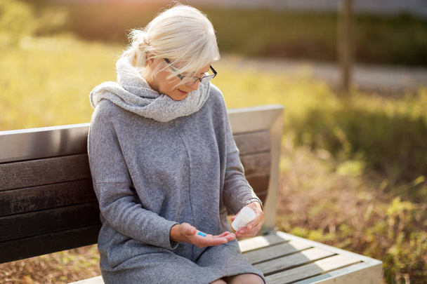 Seniorin nimmt verschreibungspflichtige Medikamente - Foto, Bild