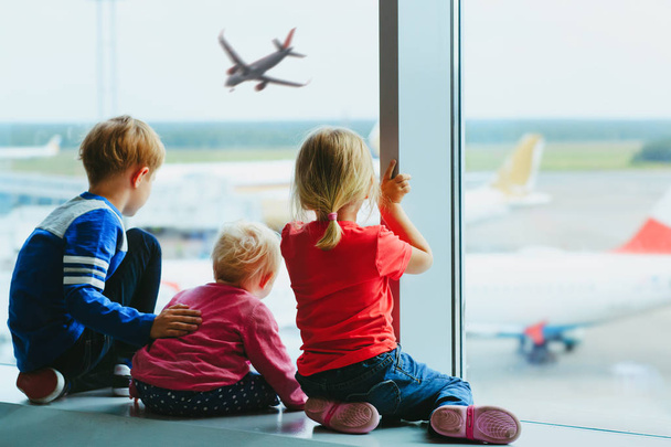 kids waiting for plane in airport, family travel - Photo, image