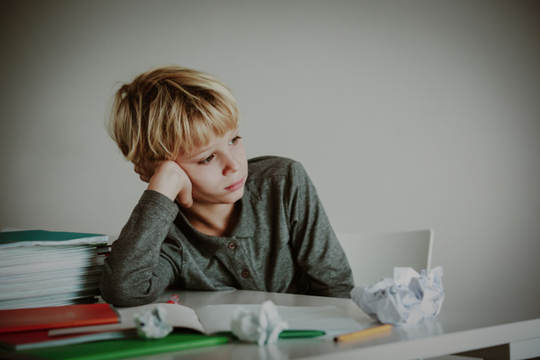 chlapeček unavený zdůraznil dělat domácí úkoly, znuděný, vyčerpání - Fotografie, Obrázek