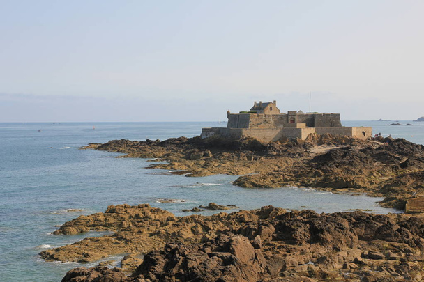 Fort Narodowego, landmark w Saint-Malo, Bretania. - Zdjęcie, obraz