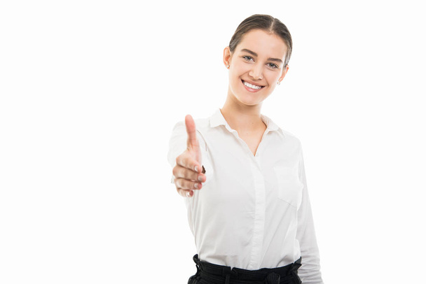 Porträt einer jungen hübschen Geschäftsfrau mit Handschlag-Geste isoliert auf weißem Hintergrund mit Copyspace-Werbefläche - Foto, Bild