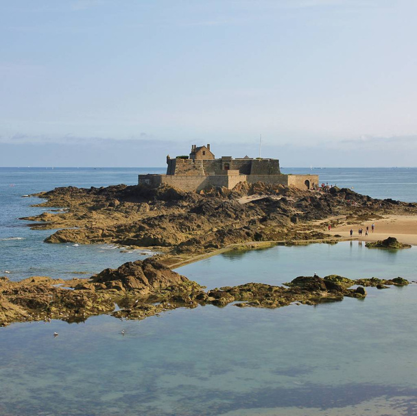 Fort Narodowego. Punkt orientacyjny w St Malo w Bretanii. Wybrzeże Francji. - Zdjęcie, obraz