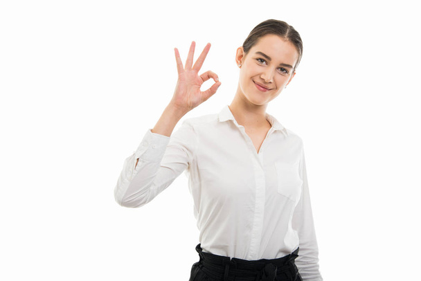 Porträt einer jungen hübschen Geschäftsfrau mit Okay-Geste auf weißem Hintergrund mit Copyspace-Werbefläche - Foto, Bild