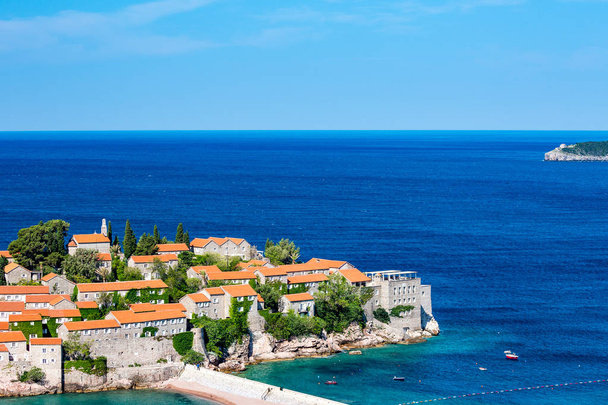Primavera blu acqua paesaggio vista dell'isola di Santo Stefano nel Mar Adriatico in Montenegro, famosa meta turistica e turistica in Europa con splendida architettura e acque cristalline del mare
 - Foto, immagini