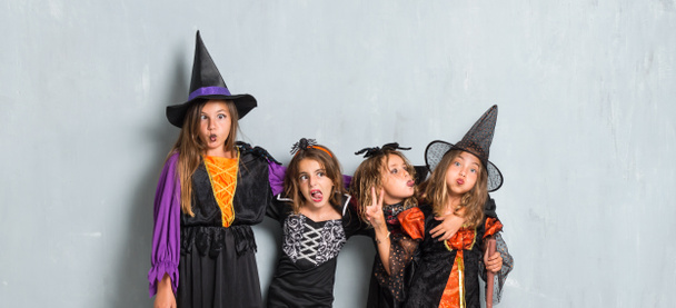 Grupo de amigos con disfraces de vampiros y brujas para fiestas de Halloween haciendo una broma
 - Foto, imagen