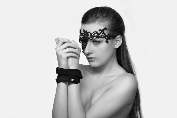 retrato de una joven mujer sexy en máscara y las manos atadas
 - Foto, imagen