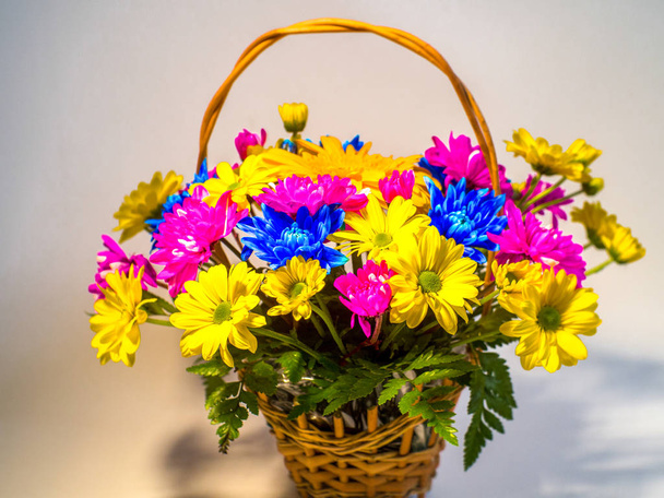 bouquet of colorful bright flowers in wicker basket - Foto, Imagem