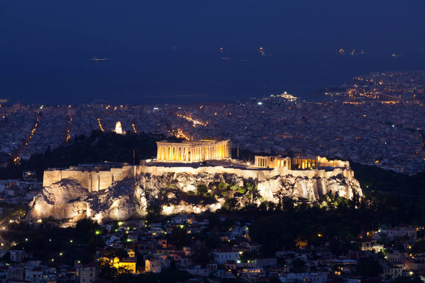 Blick auf Athen zur blauen Stunde mit der Akropolis vom Lycabettus-Hügel aus gesehen, dem höchsten Punkt der Stadt - Foto, Bild