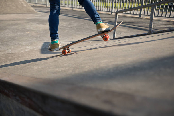young skateboarder skateboarding at skatepark at summer - Zdjęcie, obraz