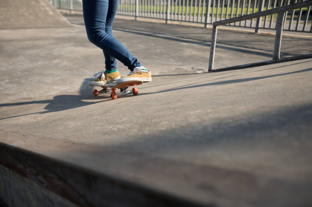 young skateboarder skateboarding at skatepark at summer - Φωτογραφία, εικόνα