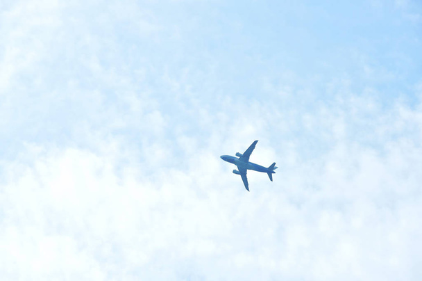 Літак летить у блакитному небі
  - Фото, зображення
