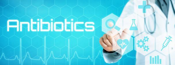 Arzt berührt eine Ikone auf einer futuristischen Oberfläche - Antibiotika - Foto, Bild