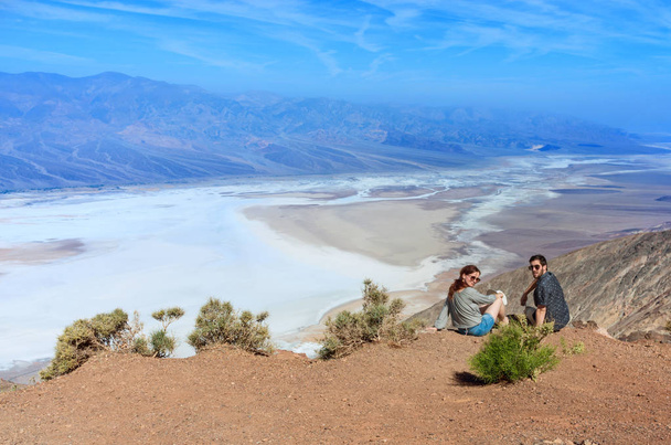 пара, насолоджуючись видом на пустельний ландшафт Badwater Долина смерті Національний парк, Каліфорнія, США. - Фото, зображення