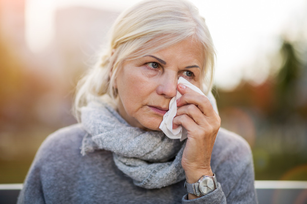 Plačící žena utírá oči s tkání - Fotografie, Obrázek