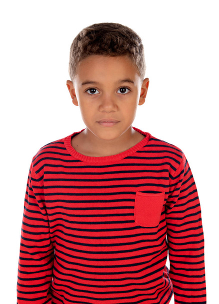 Piękne dziecko Łacińskiej z czerwona koszula paski na białym tle na białym tle - Zdjęcie, obraz