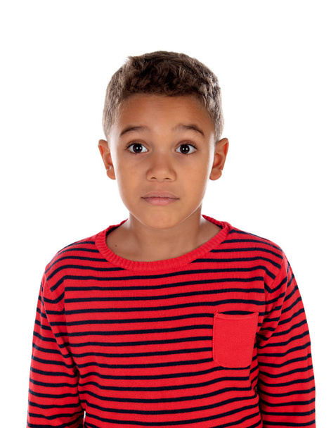 Gyönyörű latin gyermek piros csíkos inget elszigetelt fehér background - Fotó, kép