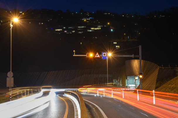 Světelné stopy aut proti tunelu v Luganu na Švýcarsko - Fotografie, Obrázek