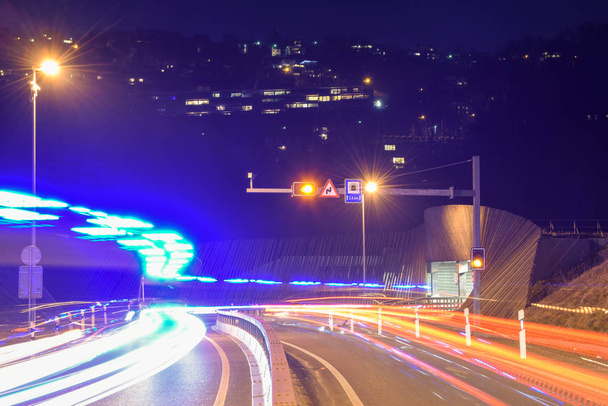 Světelné stopy aut proti tunelu v Luganu na Švýcarsko - Fotografie, Obrázek