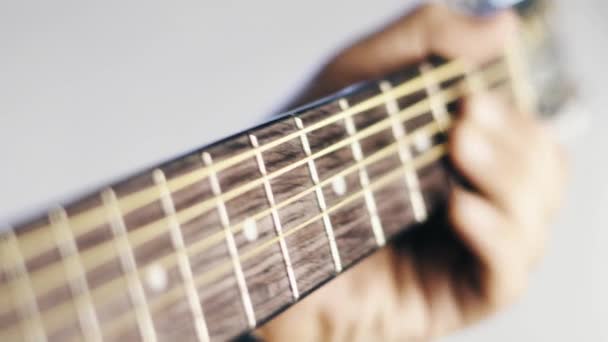 Guitarra que se toca de cerca en el fondo blanco
 - Metraje, vídeo