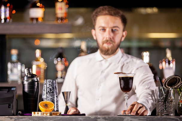 Tarjoilija esittelee kahvin cocktailin lounge-baarissa
 - Valokuva, kuva