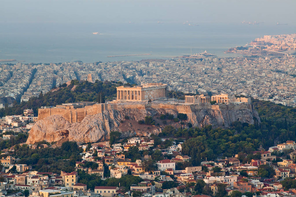 早朝、リカベトスの丘、都市の最高点から見たアクロポリス アテネの町並み - 写真・画像